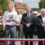 10.07.2020. Piekoszów. Otwarcie nowej drogi. Na zdjęciu (od lewej): Barbara Drogosz - przewodnicząca rady gminy Piekoszów, Zbigniew Piątek - wójt gminy Piekoszów, Zbigniew Koniusz - wojewoda świętokrzyski, Krzysztof Lipiec - poseł, Krzysztof Słoń - senator / Wiktor Taszłow / Radio Kielce