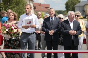 10.07.2020. Piekoszów. Otwarcie nowej drogi. Na zdjęciu (od lewej): Barbara Drogosz - przewodnicząca rady gminy Piekoszów, Zbigniew Piątek - wójt gminy Piekoszów, Zbigniew Koniusz - wojewoda świętokrzyski, Krzysztof Lipiec - poseł, Krzysztof Słoń - senator / Wiktor Taszłow / Radio Kielce