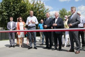 10.07.2020. Piekoszów. Otwarcie nowej drogi. Na zdjęciu (od lewej): Bartłomiej Dorywalski - poseł, Agata Wojtyszek - poseł, Zbigniew Piątek - wójt gminy Piekoszów, Zbigniew Koniusz - wojewoda świętokrzyski, Krzysztof Lipiec - poseł, Krzysztof Słoń - senator / Wiktor Taszłow / Radio Kielce