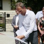 10.07.2020. Piekoszów. Otwarcie nowej drogi. Wstęgę przecina Zbigniew Piątek - wójt gminy Piekoszów / Wiktor Taszłow / Radio Kielce