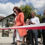 10.07.2020. Piekoszów. Otwarcie nowej drogi. Wstęgę przecina Agata Wojtyszek - poseł, (od prawej)  Zbigniew Koniusz - wojewoda świętokrzyski, Zbigniew Piątek - wójt gminy Piekoszów / Wiktor Taszłow / Radio Kielce