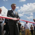 10.07.2020. Piekoszów. Otwarcie nowej drogi. Wstęgę przecina Krzysztof Słoń - senator PiS / Wiktor Taszłow / Radio Kielce