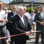 10.07.2020. Piekoszów. Otwarcie nowej drogi. Wstęgę przecina Krzysztof Lipiec - poseł. W drugim rzędzie (od lewej): Zbigniew Piątek - wójt gminy Piekoszów, Zbigniew Koniusz - wojewoda świętokrzyski, Krzysztof Słoń - senator / Wiktor Taszłow / Radio Kielce