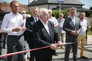 10.07.2020. Piekoszów. Otwarcie nowej drogi. Wstęgę przecina Krzysztof Lipiec - poseł. W drugim rzędzie (od lewej): Zbigniew Piątek - wójt gminy Piekoszów, Zbigniew Koniusz - wojewoda świętokrzyski, Krzysztof Słoń - senator / Wiktor Taszłow / Radio Kielce