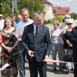 10.07.2020. Piekoszów. Otwarcie nowej drogi. Wstęgę przecina Zbigniew Koniusz - wojewoda świętokrzyski. Z tyłu (od lewej): . Na zdjęciu (od lewej): Agata Wojtyszek - poseł, Barbara Drogosz - przewodnicząca rady gminy Piekoszów, Zbigniew Piątek - wójt gminy Piekoszów, Krzysztof Lipiec - poseł / Wiktor Taszłow / Radio Kielce