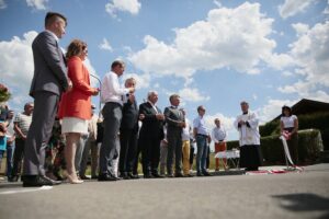 10.07.2020. Piekoszów. Otwarcie nowej drogi. Na zdjęciu (od lewej): Bartłomiej Dorywalski - poseł, Agata Wojtyszek - poseł, Zbigniew Piątek - wójt gminy Piekoszów, Zbigniew Koniusz - wojewoda świętokrzyski, Krzysztof Lipiec - poseł, Krzysztof Słoń - senator / Wiktor Taszłow / Radio Kielce