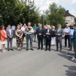 10.07.2020. Piekoszów. Otwarcie nowej drogi. Na zdjęciu (od lewej): Agata Wojtyszek - poseł, Bartłomiej Dorywalski - poseł, Barbara Drogosz - przewodnicząca rady gminy Piekoszów, Zbigniew Piątek - wójt gminy Piekoszów, Zbigniew Koniusz - wojewoda świętokrzyski, Krzysztof Lipiec - poseł, Krzysztof Słoń - senator / Wiktor Taszłow / Radio Kielce