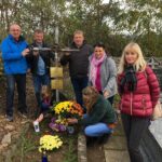 Reportaż „TEN Polak”. Na zdjęciu: Rodzina Häußler odwiedza grób rodziców Stefana Dudy, od lewej: Andrzej Białas, Sławomir Parkita, Hilarius Häußler, Claudia Häußler, Małgorzata Parkita, Franziska i Magdalena / archiwum prywatne