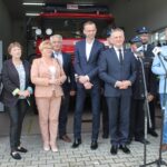 08.07.2020 Kozów, gmina Smyków. Na zdjęciu od lewej: Urszula Kochel - radna, Halina Salicka - sołtys Kozowa, Danuta Jarek - przewodnicząca Rady Gminy Smyków, Jerzy Duda - zastępca wójta, Jarosław Pawelec -wójt gminy Smyków, Zbigniew Koniusz - wojewoda świętokrzyski, Mariusz Kos - prezes Ochotniczej Straży Pożarnej w Kozowie, strażak Rafał Salicki, Grzegorz Piec - starosta konecki, strażak Paweł Tomaszewski / Marcelina Adach / Urząd Gminy Smyków