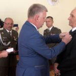 30.07.2020. Sandomierz. Wręczenie medali za Zasługi dla Obronności Kraju. Na zdjęciu: senator Jarosław Rusiecki wręcza medal Ryszardowi Goryckiemu / Grażyna-Szlęzak-Wójcik / Radio Kielce