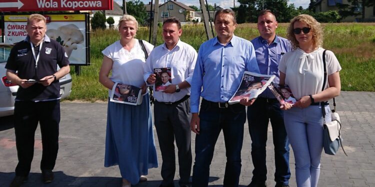 04.07.2020 Wola Kopcowa. Akcja zachęcająca do udziału w drugiej turze wyborów prezydenckich. Na zdjęciu: Grzegorz Piwko - dyrektor Powiatowego Urzędu Pracy, Sylwia Smurzyńska, Wojciech Bugaj - wiceprzewodniczący Rady Gminy Miedziana Góra, Mirosław Gębski - starosta kielecki, Rafał Banaś - prezes OSP w Bobrzy, Ewelina Kaczmarzyk / Daniel Lenart / Radio Kielce