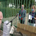 17.07.2020 Starachowice. Konferencja poseł Agaty Wojtyszek w sprawie pomocy dla Domu Pomocy Społecznej. Na zdjęciu od lewej: poseł Agata Wojtyszek, Janusz Tomczyński - kierownik DPS, Aneta Świercz - dyrektor DPS / Anna Głąb / Radio Kielce