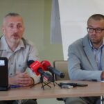 Sudół. Muzeum Historyczno-Archeologiczne. Na zdjęciu (od lewej): Artur Jedynak - archeolog i dr Andrzej Przychodni - dyrektor Muzeum Historyczno-Archeologicznego w Ostrowcu Świętokrzyskim / Emilia Sitarska / Radio Kielce