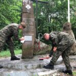 29.07.2020. Żołnierze WOT porządkują pomniki AK. Na zdjęciu: Szewce / ŚBOT