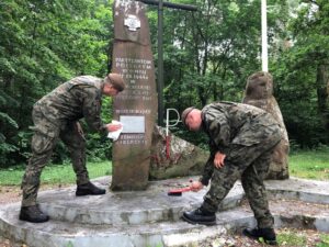 29.07.2020. Żołnierze WOT porządkują pomniki AK. Na zdjęciu: Szewce / ŚBOT