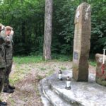 29.07.2020. Żołnierze WOT porządkują pomniki AK. Na zdjęciu: Szewce / ŚBOT