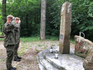 29.07.2020. Żołnierze WOT porządkują pomniki AK. Na zdjęciu: Szewce / ŚBOT