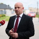 23.07.2020. Szydłów. Ewakuacja mieszkańców po znalezieniu niewybuchu. Na zdjęciu: Andrzej Tuz - burmistrz Szydłowa / Wiktor Taszłow / Radio Kielce