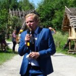 05.07.2020. Kopiec. Otwarcie wioski neolitycznej dla turystów. Na zdjęciu Tomasz Giecewicz - właściciel wioski neolitycznej w Kopcu / Emilia Sitarska / Radio Kielce