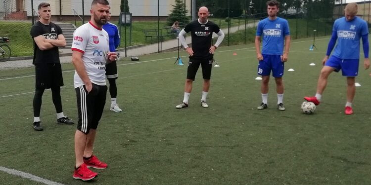 15.06.2020. Sandomierz. Trener Rafał Wójcik (drugi z prawej) na pierwszym treningu Wisły / Robert Pytka / Radio Kielce