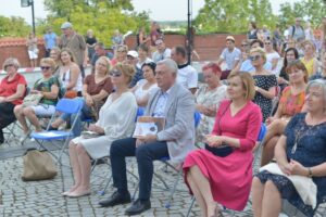 25.07.2020. Sandomierz. Letni Festiwal Muzyki Sakralnej „Ucho Igielne”. Na zdjęciu (od prawej): Elżbieta Śreniawska - prezes Miejskiego Przedsiębiorstwa Komunikacji w Kielcach, Anna Krupka - wiceminister sportu i Andrzej Bętkowski - marszałek województwa świętokrzyskiego / UM Sandomierz