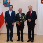 31.07.2020. Kielce. Wręczenie państwowych odznaczeń. Na zdjęciu: Dariusz Czechowski - starosta włoszczowski, Adam Szałowski i Zbigniew Koniusz - wojewoda świętokrzyski / Magdalena Blicharska / Radio Kielce