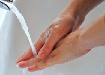 Koronawirus, zakażenie, maska, rękawiczki, mycie rąk, laboratorium, testy / pixabay