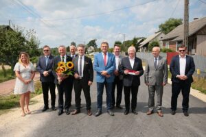 29.07.2020. Radomice. Konferencja dotycząca inwestycji drogowych w ramach funduszu dróg samorządowych. Na zdjęciu (od lewej): Katarzyna Sidło - sołtys Radomice II, Tomasz Pleban - zastępca starosty kieleckiego, Zbigniew Koniusz - wojewoda świętokrzyski, Jacek Kuzia - przewodniczący rady powiatu kieleckiego, Krzysztof Słoń - senator, Mirosław Gębski - starosta kielecki, Cezary Majcher - członek zarządu powiatu, Krzysztof Lipiec - poseł, Marian Buras - burmistrz Miasta i Gminy Morawica, Marcin Bęben - dyrektor generalny Świętokrzyskiego Urzędu Wojewódzkiego w Kielcach / Wiktor Taszłow / Radio Kielce