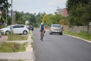 29.07.2020. Radomice. Konferencja dotycząca inwestycji drogowych w ramach funduszu dróg samorządowych / Wiktor Taszłow / Radio Kielce