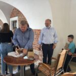 03.07.2020 Sandomierz. Piotr Wawrzyk - wiceminister spraw zagranicznych z wizytą na starówce. Na zdjęciu od lewej: Maciej Skorupa - jeden z  wolontariuszy i wiceminister Piotr Wawrzyk. / Grażyna Szlęzak-Wójcik / Radio Kielce