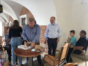 03.07.2020 Sandomierz. Piotr Wawrzyk - wiceminister spraw zagranicznych z wizytą na starówce. Na zdjęciu od lewej: Maciej Skorupa - jeden z wolontariuszy i wiceminister Piotr Wawrzyk. / Grażyna Szlęzak-Wójcik / Radio Kielce