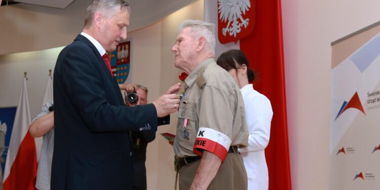 31.07.2020. Kielce. Wręczenie państwowych odznaczeń. Na zdjęciu (od lewej): Zbigniew Koniusz - wojewoda świętokrzyski i Zdzisław Jerzy Kowalski / Magdalena Blicharska / Radio Kielce