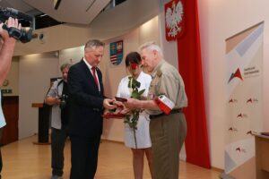 31.07.2020. Kielce. Wręczenie państwowych odznaczeń. Na zdjęciu: Zbigniew Koniusz - wojewoda świętokrzyski i Zdzisław Jerzy Kowalski / Magdalena Blicharska / Radio Kielce