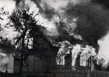 Kadr z filmu przedstawiający płonący Michniów / Muzeum Wsi Kieleckiej
