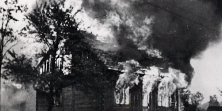 Kadr z filmu przedstawiający płonący Michniów / Muzeum Wsi Kieleckiej