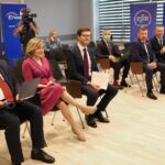 05.08.2020. Kielce. Konferencja prasowa dotycząca zakupu sprzętu do badań w zakresie COVID-19. Na zdjęciu (od lewej): Bogusław Rybacki - prezes Enei Elektrowni Połaniec S.A., Anna Krupka - wiceminister sportu, Andrzej Śliwka - wiceminister aktywów państwowych, Jarosław Ciura - dyrektor WSSE w Kielcach, Zbigniew Koniusz - wojewoda świętokrzyski, Piotr Wawrzyk - wiceminister spraw zagranicznych i Aneta Klimberg - prezes Polskiego Towarzystwa Higienicznego / Świętokrzyski Urząd Wojewódzki w Kielcach