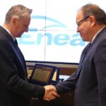 05.08.2020. Kielce. Konferencja prasowa dotycząca zakupu sprzętu do badań w zakresie COVID-19. Na zdjęciu (od lewej): Zbigniew Koniusz - wojewoda świętokrzyski i Bogusław Rybacki - prezes Enei Elektrowni Połaniec S.A. / Świętokrzyski Urząd Wojewódzki w Kielcach