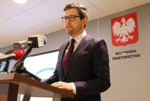 05.08.2020. Kielce. Konferencja prasowa dotycząca zakupu sprzętu do badań w zakresie COVID-19. Na zdjęciu: Andrzej Śliwka - wiceminister aktywów państwowych / Świętokrzyski Urząd Wojewódzki w Kielcach