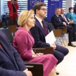 05.08.2020. Kielce. Konferencja prasowa dotycząca zakupu sprzętu do badań w zakresie COVID-19. Na zdjęciu (od lewej): Bogusław Rybacki - prezes Enei Elektrowni Połaniec S.A., Anna Krupka - wiceminister sportu i Andrzej Śliwka - wiceminister aktywów państwowych / Świętokrzyski Urząd Wojewódzki w Kielcach