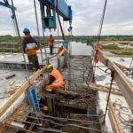 01.08.2020. Nowy Korczyn. Budowa mostu na Wiśle / Paweł Zagaja