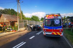 09.08.2020. Skadla. Zderzenie czołowe dwóch aut / KPP Busko-Zdrój