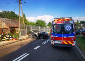 09.08.2020. Skadla. Zderzenie czołowe dwóch aut / KPP Busko-Zdrój
