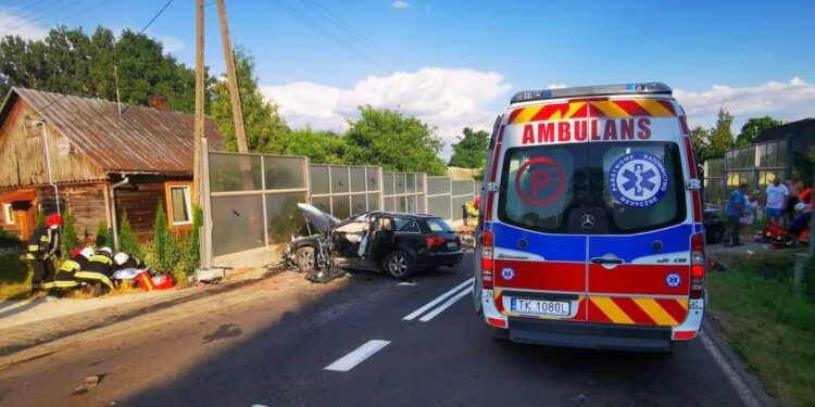 09.08.2020. Skadla. Zderzenie czołowe dwóch aut / KPP Busko-Zdrój