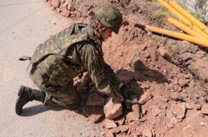 10.08.2020 Bilcza. Pocisk artyleryjski znaleziono podczas prac ziemnych w wykopie pod instalację gazową / Centrum Przygotowań do Misji Zagranicznych / Facebook