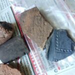 10.08.2020. Rzemienowice, gmina Opatowiec. Prace wykopaliskowe. Ceramika z ornamentem charakterystycznym dla wczesnego okresu rzymskiego / Ekspedycja Rzemienowice / facebook