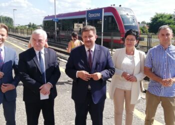 20.08.2020. Opoczno. Modernizacja linii kolejowej z Tomaszowa Mazowieckiego do Skarżyska-Kamiennej. Na zdjęciu:  Marcin Baranowski – starosta opoczyński, Andrzej Bętkowski – marszałek województwa świętokrzyskiego, Grzegorz Schreiber – marszałek województwa łódzkiego, Maria Barbara Chomicz – wicestarosta opoczyński, Robert Telus – poseł na Sejm RP. / Facebook