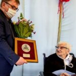 W imieniu marszałka Piotra Całbeckiego, medal Joannie Ziółkowskiej wręczył radny wojewódzki Jacek Gajewski / Szymon Zdziebło / tarantoga.pl dla UMWKP