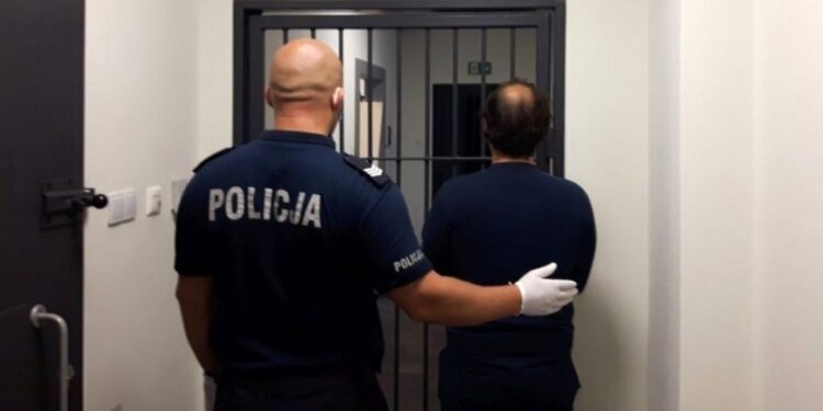 Skarżysko. 29-letni mężczyzna został zatrzymany, ponieważ zaatakował nożem policjantów podczas interwencji domowej / świętokrzyska policja