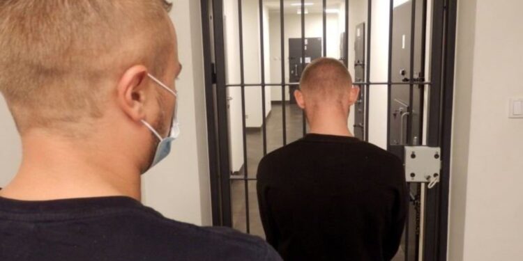 Areszt dla 28-letniego mieszkańca Skarżyska podejrzanego o niezatrzymanie się do policyjnej kontroli oraz posiadanie zakazanych substancji / świętokrzyska policja