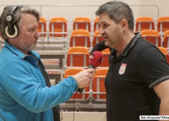 22.02.2020. Kielce. I liga piłki ręcznej mężczyzn: AZS UJK Kielce - AZS AWF Biała Podlaska. Na zdjęciu (od lewej): Marek Cender - Radio Kielce i Tomasz Błaszkiewicz - trener AZS UJK Kielce / Krzysztof Klimek